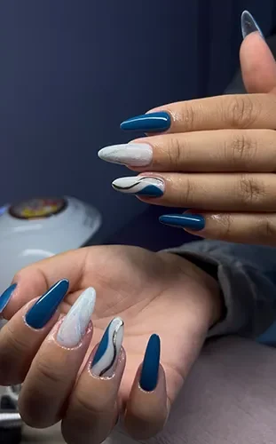 Unhas azuis e brancas com decoração — trabalho de Geisla Souza