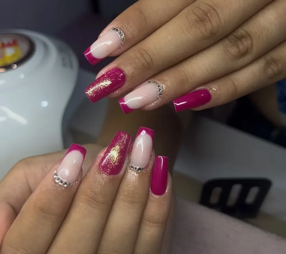 Unhas rosa com brilho e detalhes delicados — trabalho de Geisla Souza
