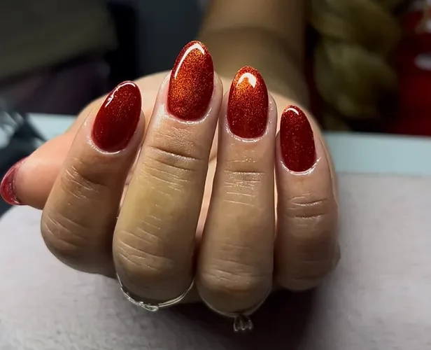 Unhas vermelhas com acabamento brilhante — trabalho de Geisla Souza