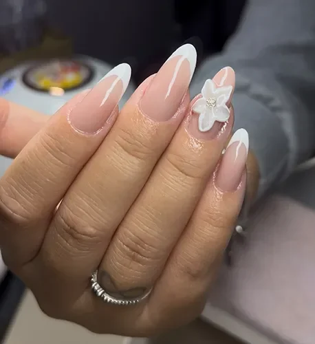 Unhas francesinhas com detalhe floral — trabalho de Geisla Souza