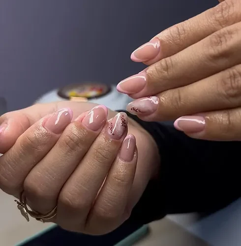 Unhas em tons de rosa com decoração — trabalho de Geisla Souza