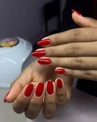 Unhas vermelhas clássicas — trabalho de Geisla Souza