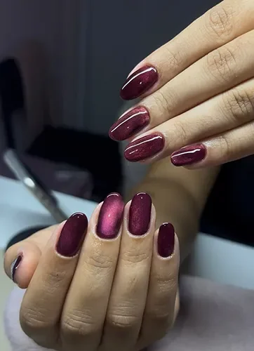 Unhas em tom vinho com brilho — trabalho de Geisla Souza