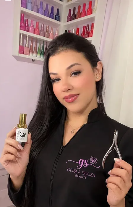 Geisla Ramos de Souza com esmalte e instrumentos de manicure